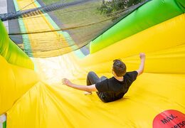 Bestel mega grote opblaasbare monster glijbaan van 46 meter lang in het groen met geel 