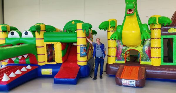 Oud versus nieuw springkussen van 11 jaar oud nog steeds goed bij JB Inflatables