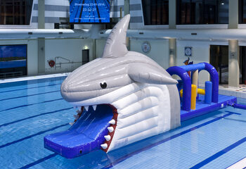 Koop luchtdichte Obstakel Run in thema haai met uitdagende obstakel objecten voor kinderen. Bestel opblaasbare stormbanen nu online bij JB Inflatables Nederland 