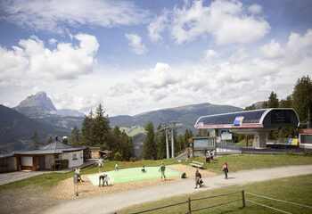 Opblaasbare thema St. Vigil airmountain op maat gemaakt voor kinderen. Koop opblaasbare springbergen bij JB Inflatables Nederland