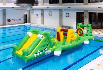 inflatable waterstormbaan te huur in zwembad met thema krokodil voor kinderen
