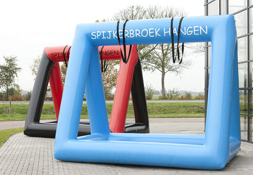 Opblaasbaar spijkerbroek hangen zeskamp