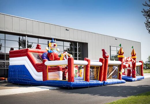Inflatable circus springkussen met meerdere glijbanen en allerlei leuke obstakels met circus prints kopen voor kids. Bestel springkussens online bij JB Inflatables Nederland 