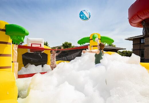 Groot opblaasbaar open bubble boarding springkussen met schuim bestellen in thema sport basketbal voetbal voor kinderen