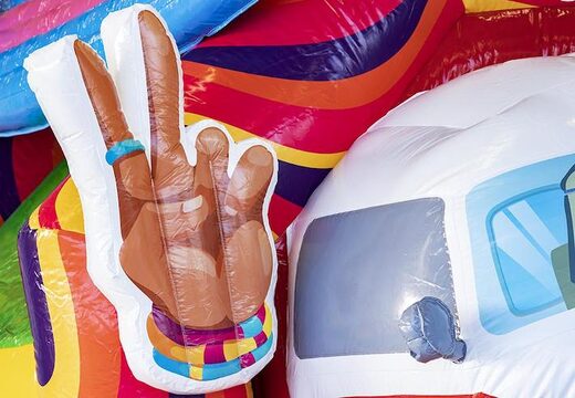 Opblaasbaar luchtkussen met glijbaan in hippy thema met veel kleuren te koop 