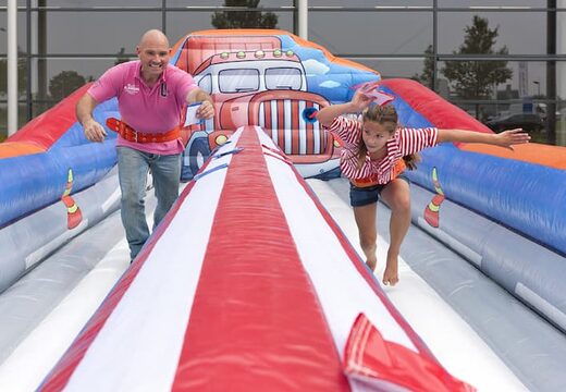 Opblaasbare Bungeerun kopen voor kids in thema sterkste man. Attractie voor zeskamp sport en spel dorpsfeest bij JB Inflatables